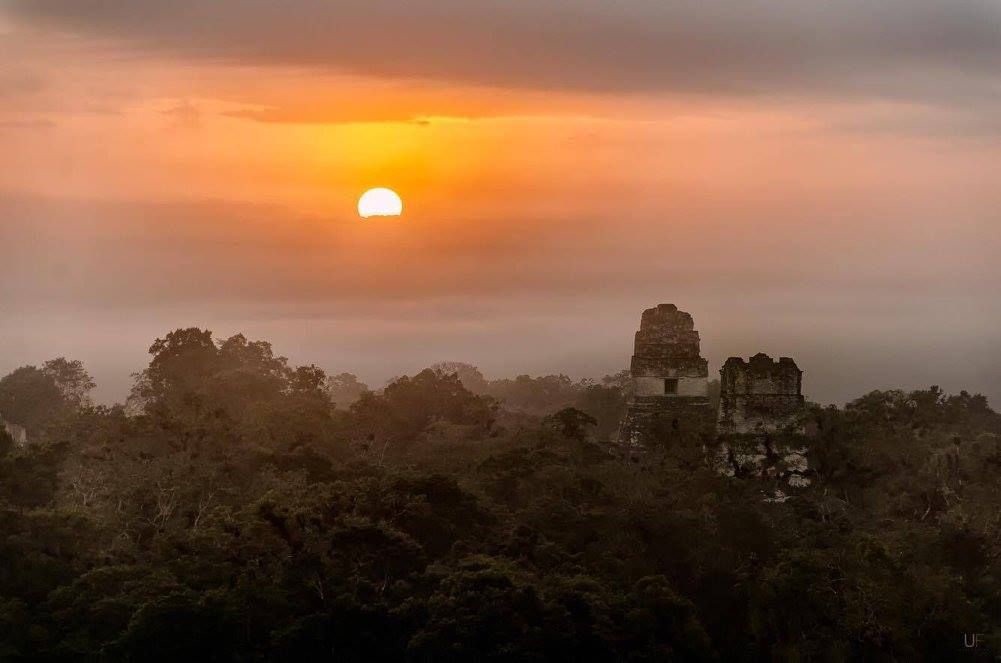 Amanecer en Tikal Guatemala.